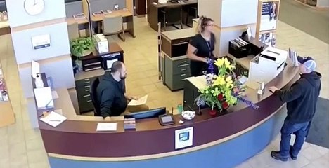 Encontra caixa com quase 25 mil euros à porta de banco e vai devolvê-los