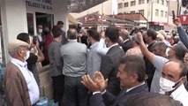 Vatandaşlara seslendiği sırada Akşener'e tepki gösteren bir kişi, alandan uzaklaştırıldı