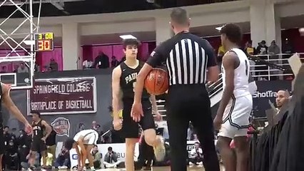 Bronny James - Filho de LeBron leva com pedaço de lixo em pleno jogo