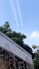 Avião larga combustível sobre recreio de escola em Los Angeles