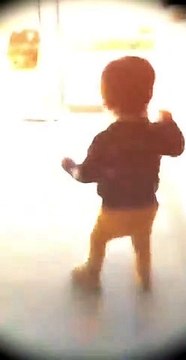 Vídeo. Filho de Dânia Neto dá os primeiros passos