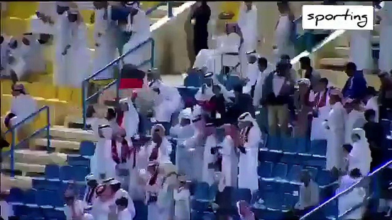 Hat-trick e assistência de Brahimi no Qatar