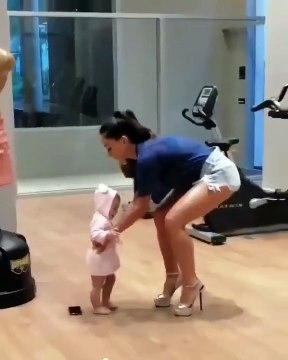 Em preparação para o Carnaval, Sabrina Sato samba na companhia da filha