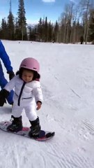 Kylie Jenner mostra filha a praticar snowboard pela primeira vez