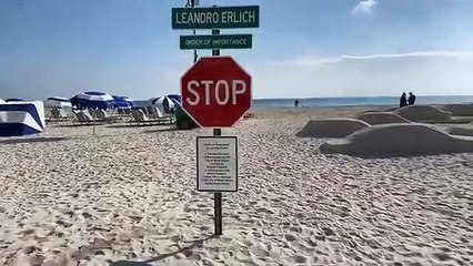 Artista recria engarrafamento de trânsito em tamanho real em areia