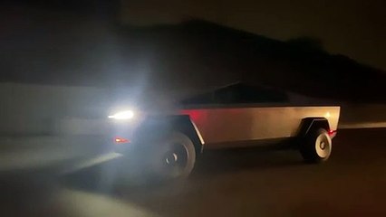Musk apanhado a conduzir Tesla Cybertruck e teve um pequeno "acidente"