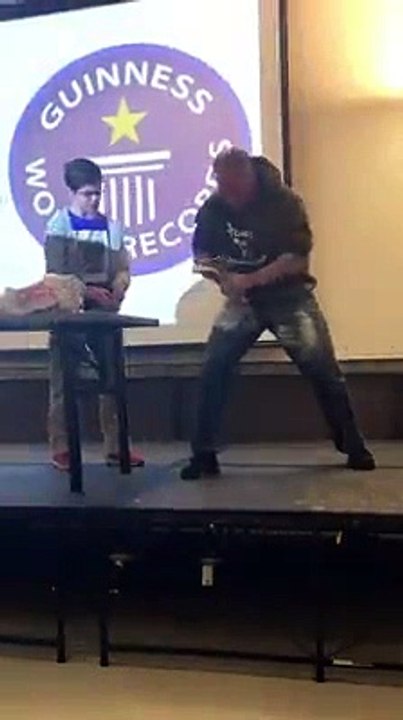 Dobra 7 pregos de ferrovia em aço em um minuto e bate recorde do Guinness