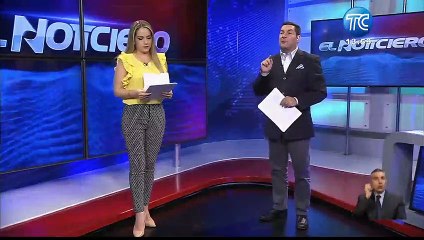 Pareja de ladrones ata a una mujer para asaltar una farmacia