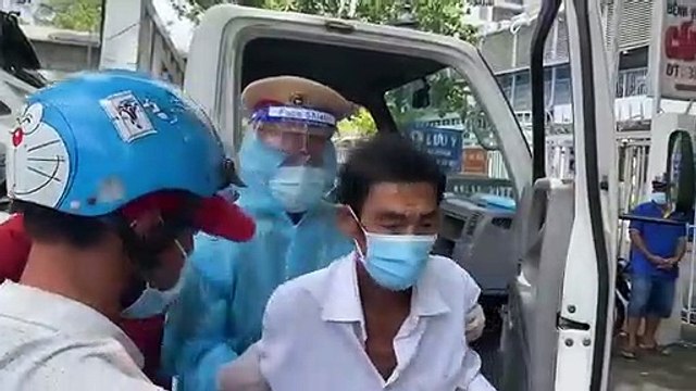 CSGT dùng xe đặc chủng đưa người đàn ông nguy kịch đến viện