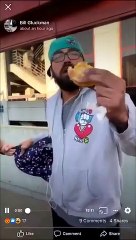 Polícia algema homem por comer sandes na estação de metro