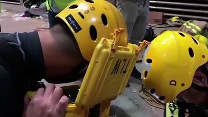 Alunos encurralados em Universidade de Hong Kong tentam escapar à polícia