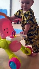 Cheia de estilo, filha de Sabrina Sato encanta a dançar