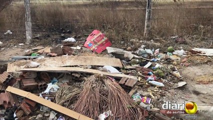 Moradora denuncia ruas esburacadas, abandono de praça e entulho em canteiros no Silvana Braga 1 em Sousa