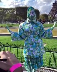 O estranho caso do visual de Cardi B na Semana da Moda de Paris