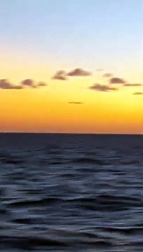 Vídeo de luzes no oceano