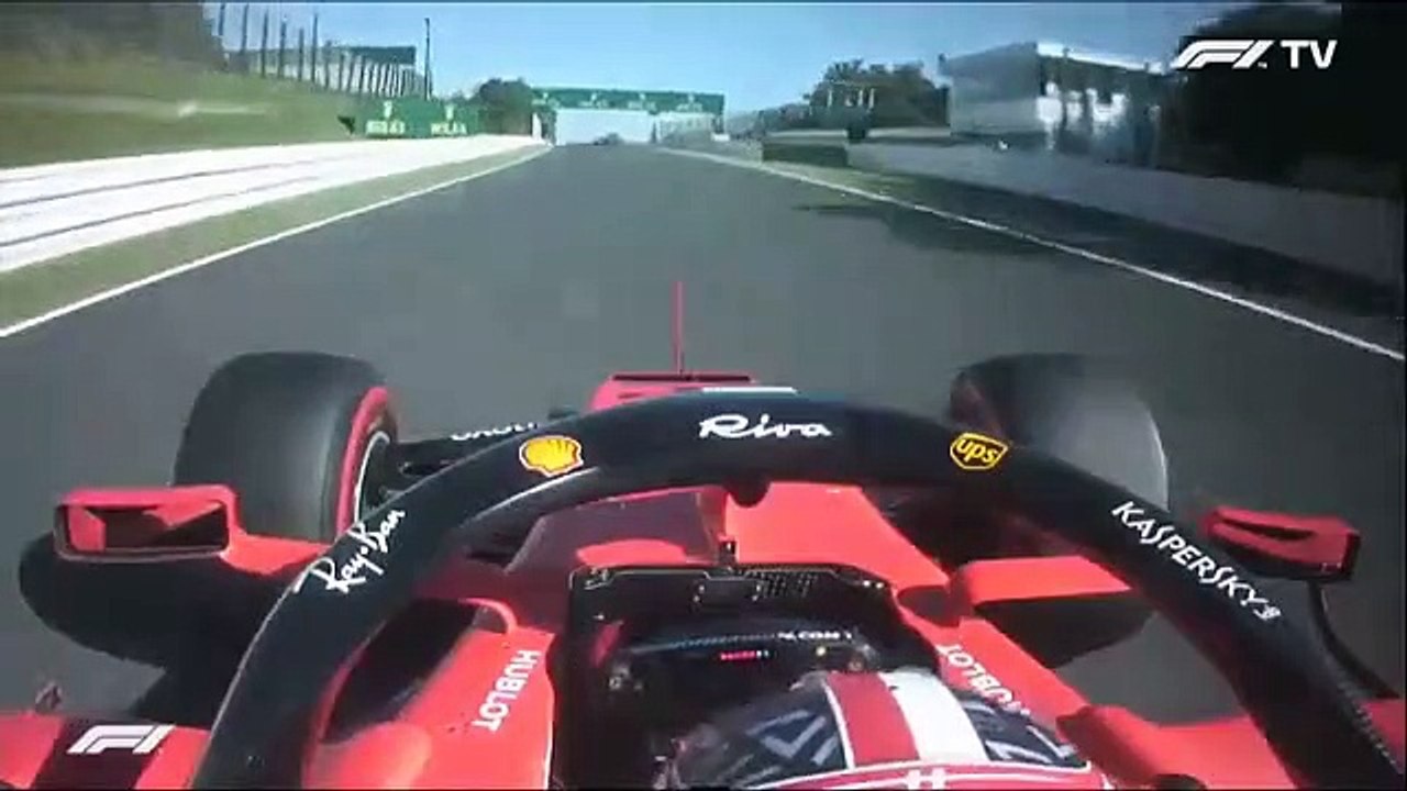 Leclerc a conduzir com uma mão