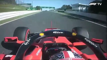 Leclerc a conduzir com uma mão