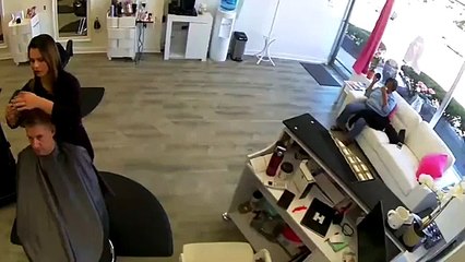 Veado invade cabeleireiro e foge com ferro de alisar na haste. Ora veja