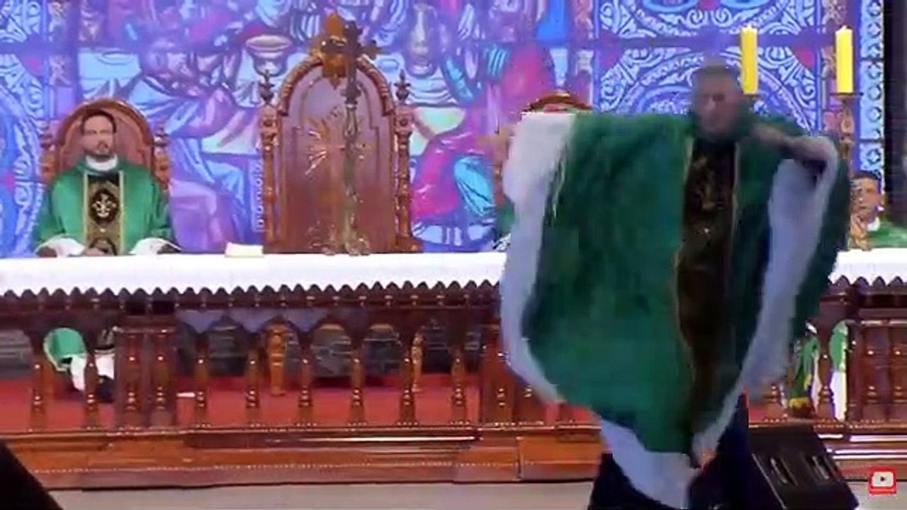 Mulher ataca e empurra Padre Marcelo Rossi de palco em missa