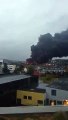 Há um grande incêndio a ocorrer em fábrica de produtos químicos em França