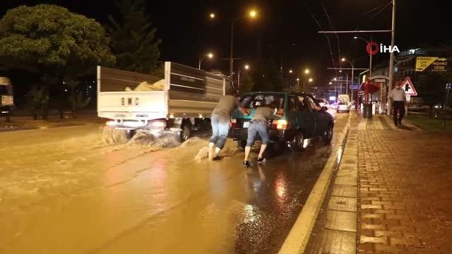 (MALATYA)Sağanak araçları yolda bıraktı