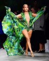 19 anos depois, Jennifer Lopez volta a usar vestido icónico da Versace