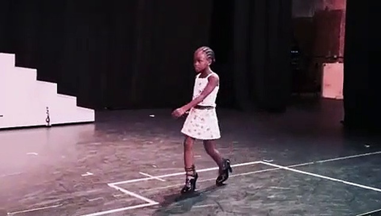 Rainhas da passerelle! Gémeas de Madonna mostram dotes de modelo