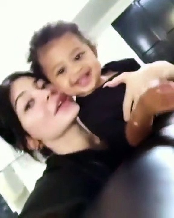 Kylie Jenner mostra vídeo amoroso da filha. "Amo-te"