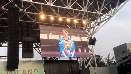 Billie Eilish sai do palco em lágrimas após magoar-se durante concerto