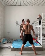 Influencer arrasada por vídeo de bebé a cair