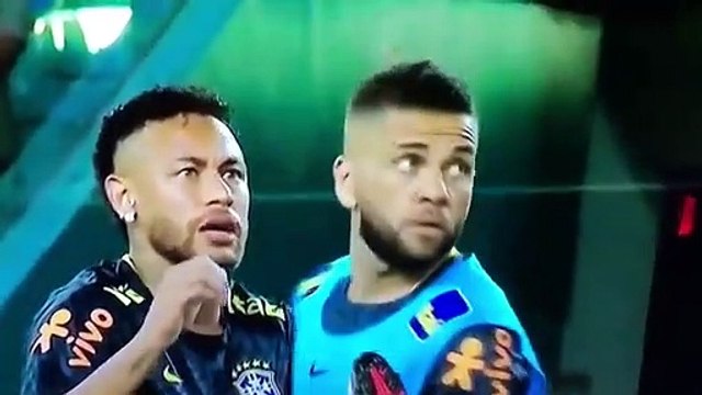 Neymar salvou Dani Alves de uma abelha num momento de chorar a rir