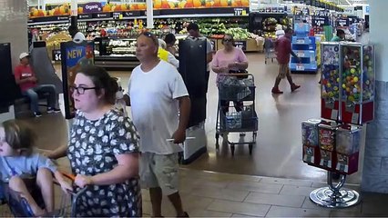 Homem entrou com carrinho de golfe em supermercado e atropelou clientes