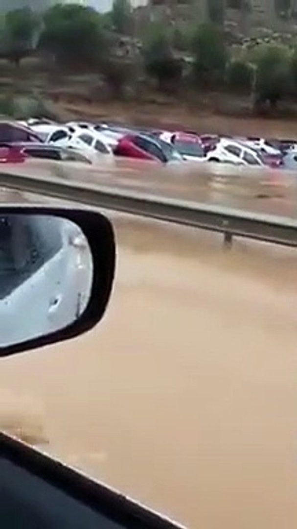 Tempestade Espanha, carros arrastados