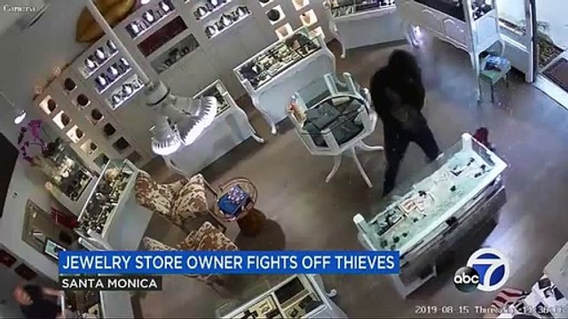 Dono de joalharia faz frente a assaltantes armados com marreta
