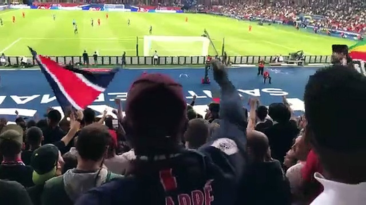 Adeptos entoam cântico a insultar Neymar