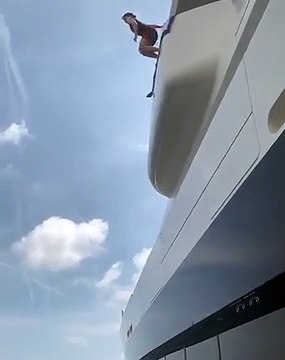 Aventureira! Kylie Jenner impressiona fãs com salto de iate para o ma