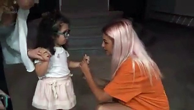 Vídeo: Bárbara Bandeira em momento amoroso com pequena fã