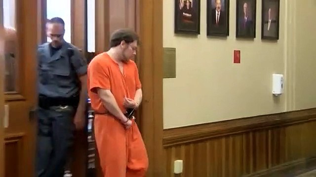 Homem que matou filho de três meses é agredido no tribunal