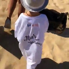 Com dois anos, filho de Jorge Gabriel apanha lixo da praia