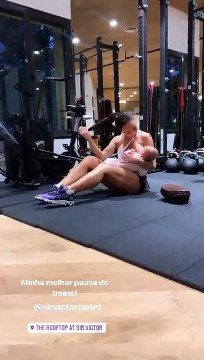 Sabrina Sato faz pausa no ginásio para amamentar a filha