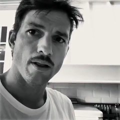 Ashton Kutcher e Mila Kunis mostram-se animados e cantam música infantil