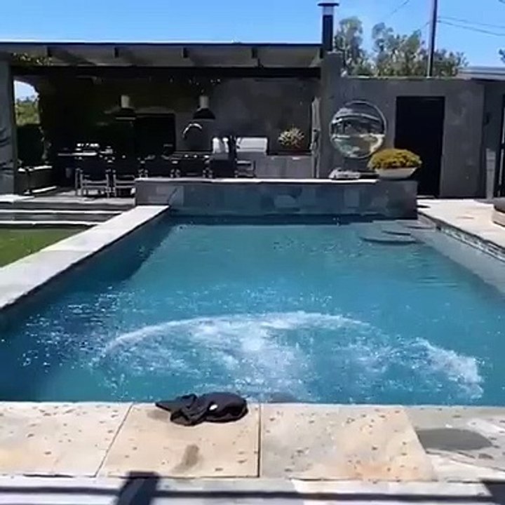 Com biquíni reduzido, Courteney Cox mostra sentido de humor em mergulho