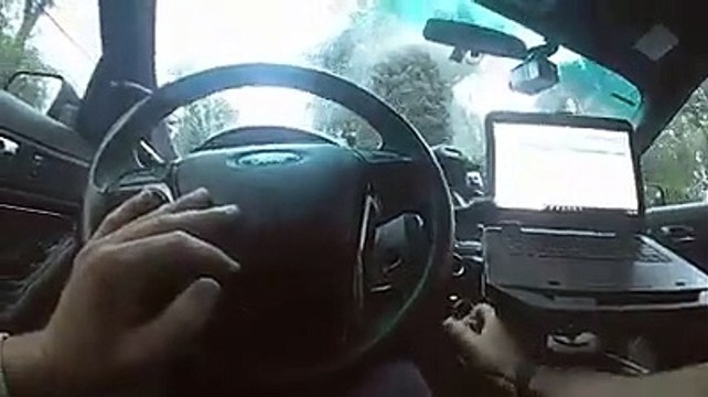 Polícia salva criança de três anos e avô de casa em chamas