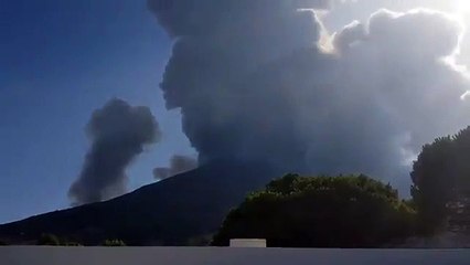 Download Video: Vulcão entrou em erupção na ilha italiana de Stromboli e fez um morto