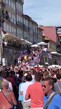 Adeptos ingleses cantam Wonderwall no Porto