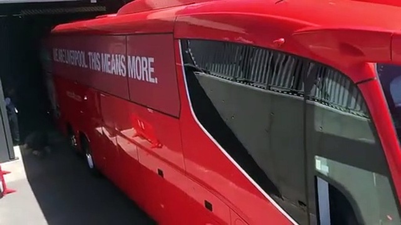 Autocarro do Liverpool preso no túnel do Wanda...