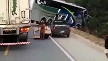 Camioneta e autocarro colidem. Pessoas vistas a roubar bagagem ao invés de ajudar