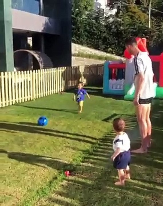 "Filho de peixe sabe nadar", diz Ronaldo em novo vídeo com os filhos