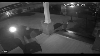 Ladrões devolvem estátua