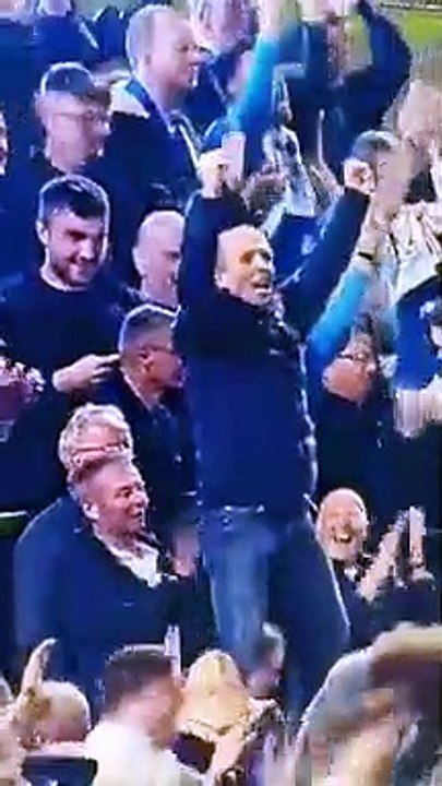 Festejos de Mike Dean